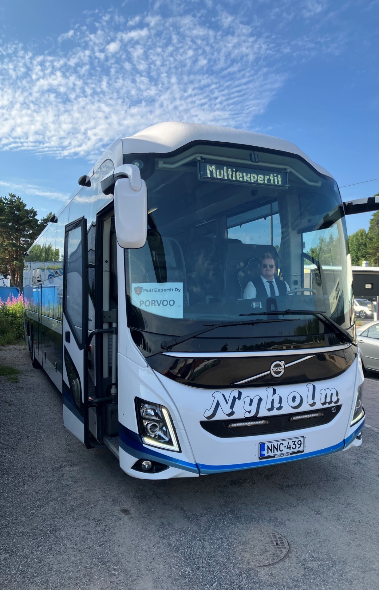 Oskari on valmiina lähtemään MultiExpertit Oy:n bussimatkalle Turusta Porvoon kesäretkelle. Aurinkoinen päivä loi täydelliset puitteet nauttia Suomen kauniista kesäluonnosta ja Porvoon idyllisestä tunnelmasta.