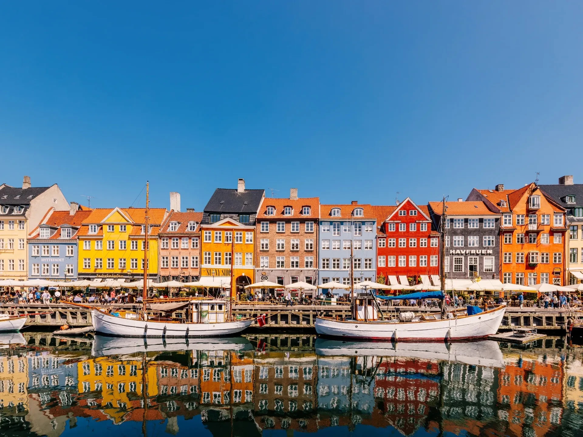 Nyhavn satama Kööpenhaminassa värikkäät talot ja veneet